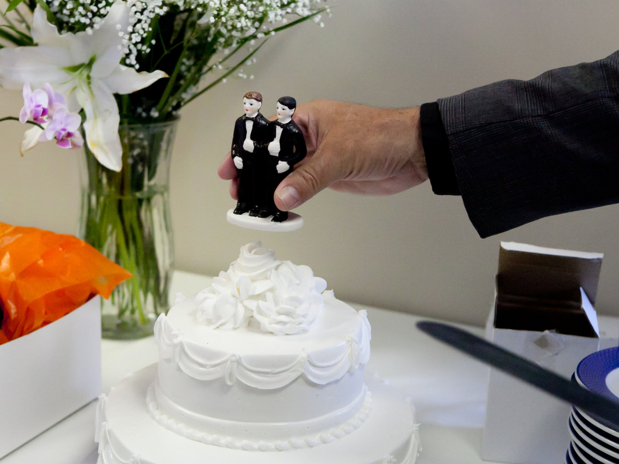 Wedding cake with two dolls of men