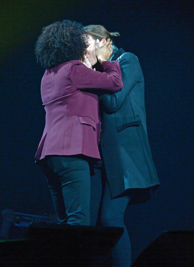 Kissing on the stage after Wanda's speech